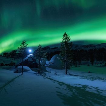Soirée d'aurores dans le parc du Stora sjofallet en Suède