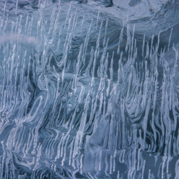 photo macro d'un bloc de glace sur le lac Akkajaure en Suède ©Pascale Bazille