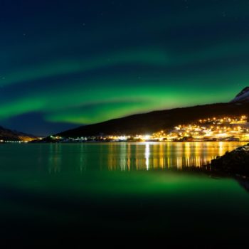 Aurore boréale dans un fjord en norvège prise lors d'un voyage photo Renardo & Puffinou. Virgile Werts