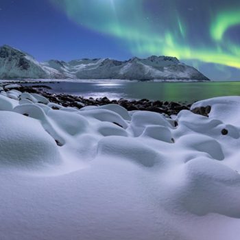 Aurore boréale sur une plage des îles Senja en Norvège