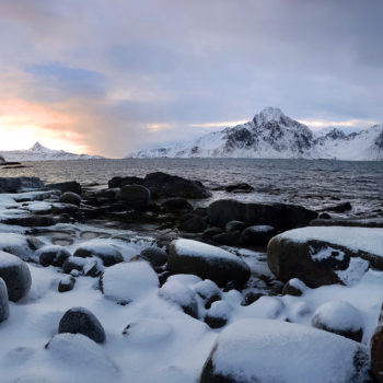 Lever de soleil dans les île Lofotens durant un séjour photo en Laponie ©Pascale Bazille