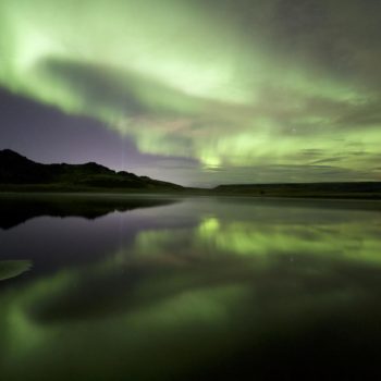 reflection d'une aurore boréal dans un lac de la péninsule de Reykjanes en Islande ©Julia Pietropaoli