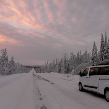 Route de laponie au coucher de soleil pendant un voyge photo Renardo & Puffinou. ©Sylvianne Genna