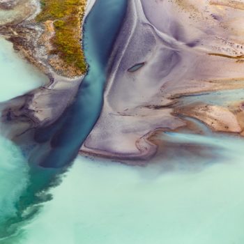 Rivière provenant d'un glacier dans la rappa vallée en Suède