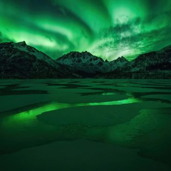 Aurore boréale dans un fjord des îles Vesteralen en Norvège
