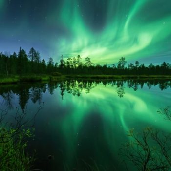 Aurore boréale sur un lac en Finlande