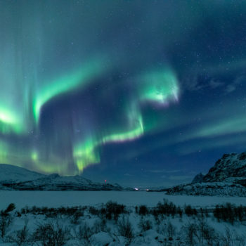 Aurore boréale au-dessus du lac akkajaure en Suède prise lors du voyage photo Laponie Renardo & Puffinou. ©Fabien Guittard