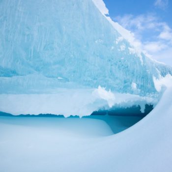Lac akkajaure pris par la glace durant l'hiver en Suéde pris lors du séjour photo laponie Renardo & Puffinou. ©Karine Rault