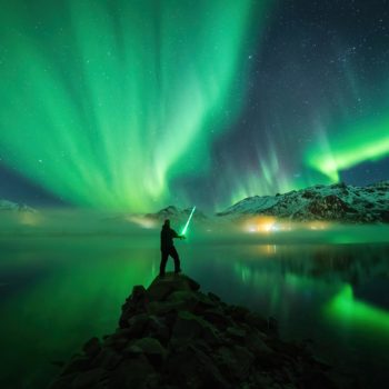 Aurore boréale dans un fjord des îles Vesteralen en Norvège