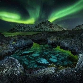 Aurore boréale sur la plage de Flakstad en Norvège
