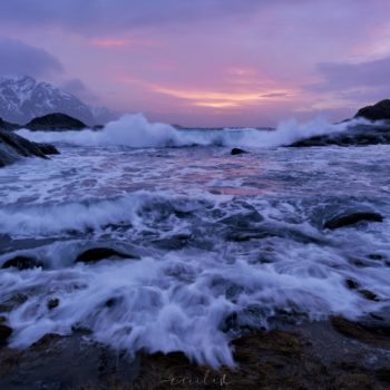 vague dans un fjord au coucher de soleil durant notre voyage photo en laponie © Cécile Villevieille