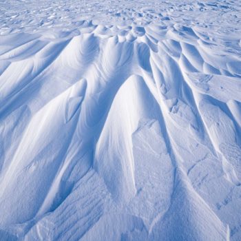 dunes de neige sur le lac de glace en suede. ©Thomas Gayral