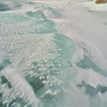 photographe admirant la montagne au milieu du lac de glace en suede. ©Hermine Jouan