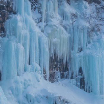 Gros plan sur une cascade de glace en suede pendant le voyage photo Renardo & Puffinou. ©Michelle Quatrini