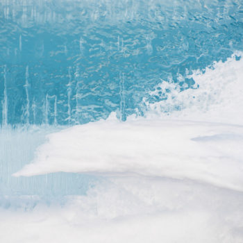 Macro sur la glace du lac en laponie suédoise pendant un voyage photo. ©Michelle Quatrini