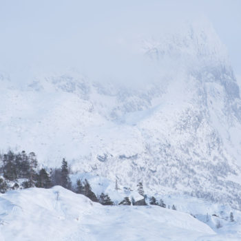 Montagne et crête rocheuse près du lac de glace en suède. ©Michelle Quatrini