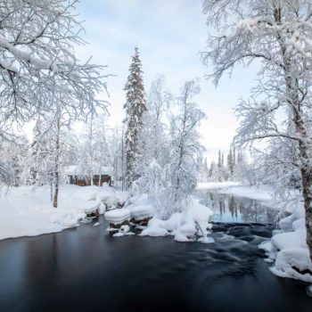 rivière non gelée dans un paysage enneigé de laponie. ©Angélique Michel