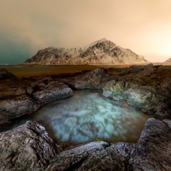 Vasque d'eau dans les rochers sur une plage des Lofoten en Norvege. ©Angélique Michel