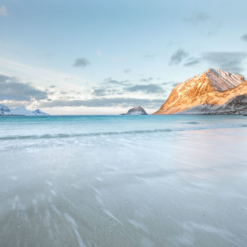 Pose longue sur la plage d'Haukland dans les iles Lofoten. ©Angélique Michel