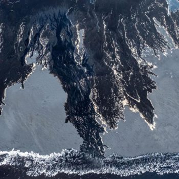 photo aérienne d'une plage de sable noir en Islande © Catherine Lenoir