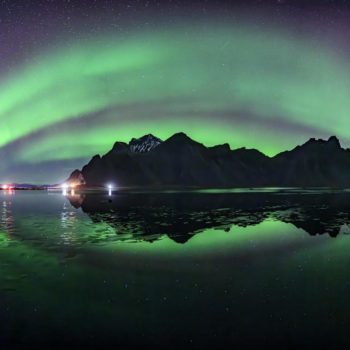 reflection d'une aurore boréale au dessus d'une montagne en Islande © Catherine Lenoir