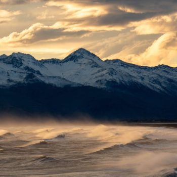 coucher de soleil sur une montagne en bord de mer © Catherine Lenoir