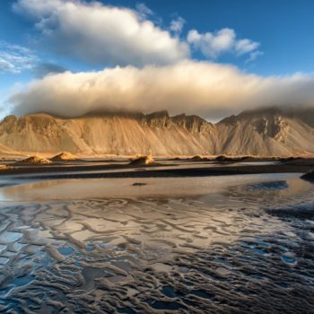 montagne effleurer par des nuages au lever de soleil © Gilles Vetier