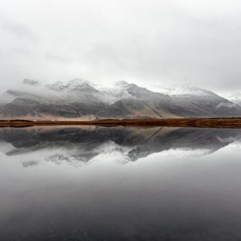 reflection d'une montagne embrumée en islande © Gilles Vetier