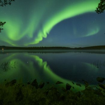 reflection d'une aurore boréale au bord d'une lac en Finlande © Cécile Gendraud